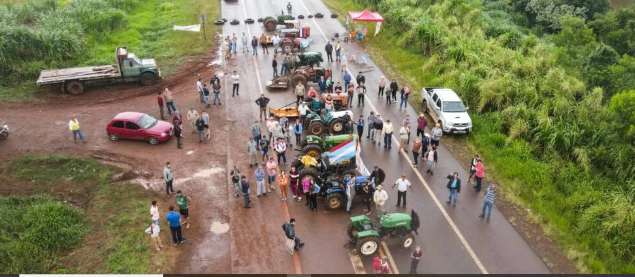 Productores yerbateros mantienen el acampe en Andresito y marchan a Cataratas