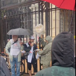 Con la lectura del documento de la Asamblea por la Soberanía de Puerto Quequén, se dió inicio a la BICICLETEADA PATRIÓTICA.